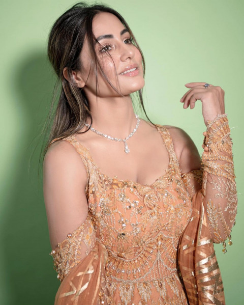 Cute Hina Khan Wallpaper For WhatsApp DP Pic