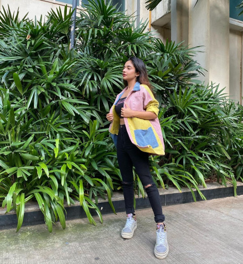 Cute Look Anushka Sen Pictures Download HD (1)