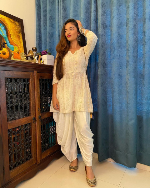 Cute Look Anushka Sen Pictures Download HD (2)