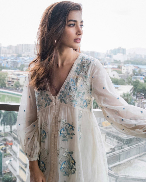 Cute Pooja Hegde Images Full HD Photos For Profile Picture