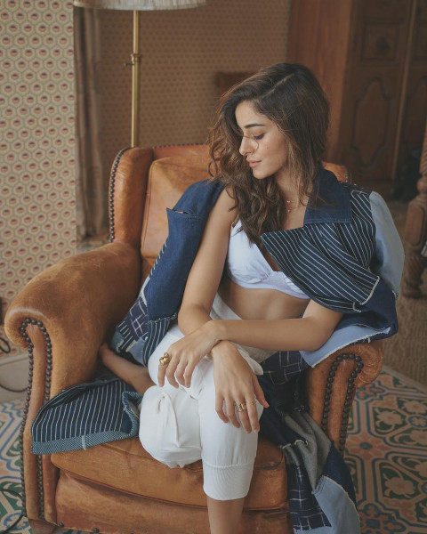 Cute Sitting Ananya Pandey HD Pics   Wallpaper