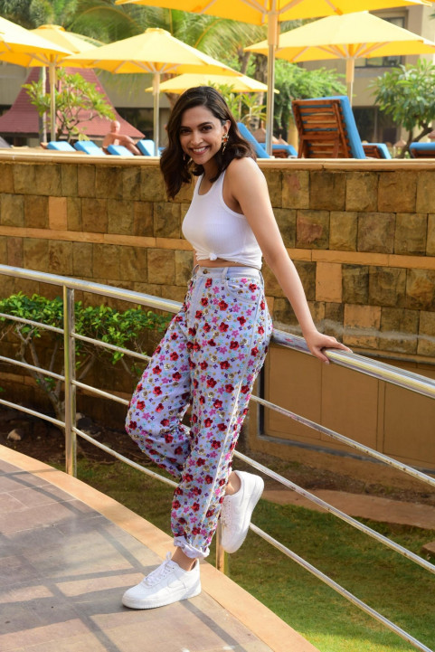Deepika Padukone Hot Dp Pics Mobile Wallpapers Images