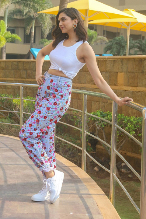 Deepika Padukone Hot Dp Pics Mobile Wallpapers Images