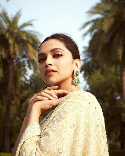 Deepika Padukone Photos Mobile Dp Wallpapers Images