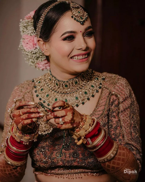 Dulhan With Jewellery Photoshoot Pose Ideas Pics