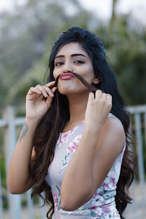Eesha Rebba HD Photos & Wallpapers For Mobile