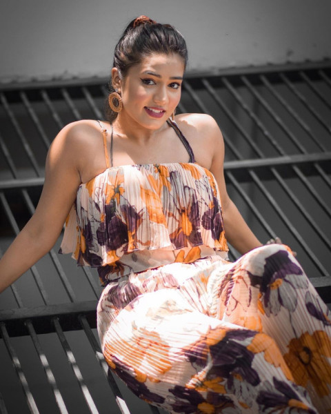 Gima Ashi Hot Look wallpaper Download