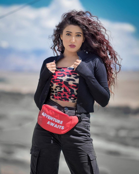 Gima Ashi Hot Look wallpaper Download New