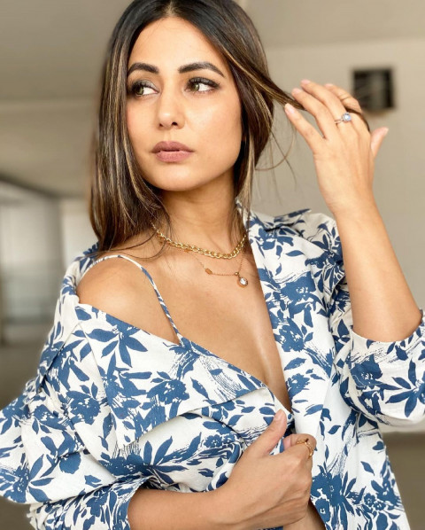 Hina Khan Sexy Wallpaper Photos DP Pics