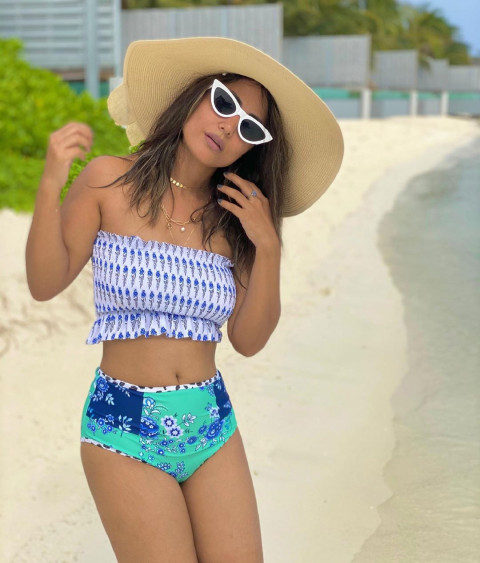 Hina Khan Wallpaper Full HD Pics In Bikini