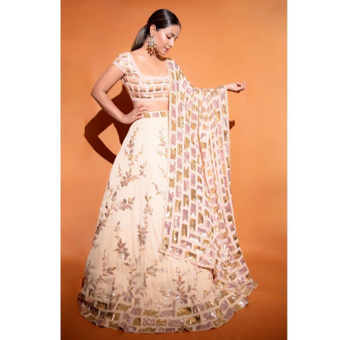 Hina Khan Wallpaper Full HD Pics In Bikini