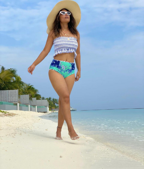 Hina Khan Wallpaper Full HD Pics In Bikini