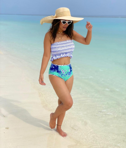 Hina Khan Wallpaper Full HD Pics In Bikini