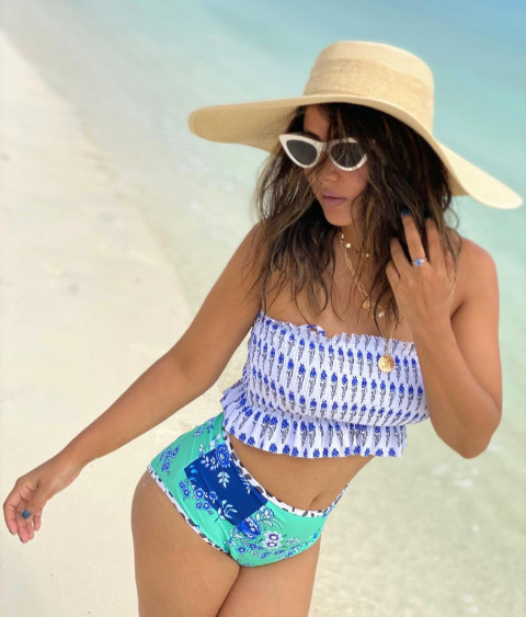 Hina Khan Wallpaper Full HD Pics In Bikini