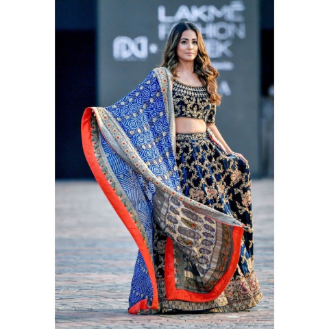 Hina Khan Wallpaper Full HD Pics In Bikini