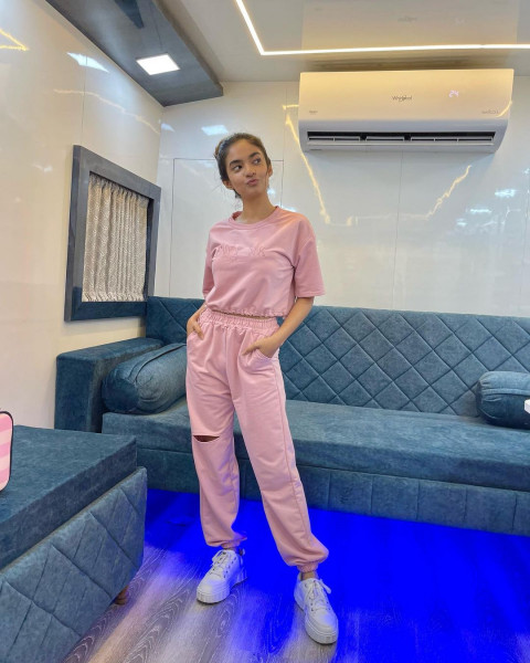 Hot Anushka Sen Full Hd Wallpaper For Mobile