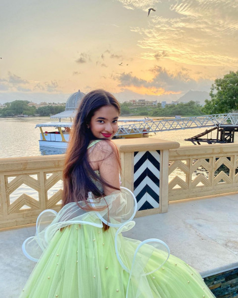 Hot Anushka Sen Full Hd Wallpaper For Mobile (4)