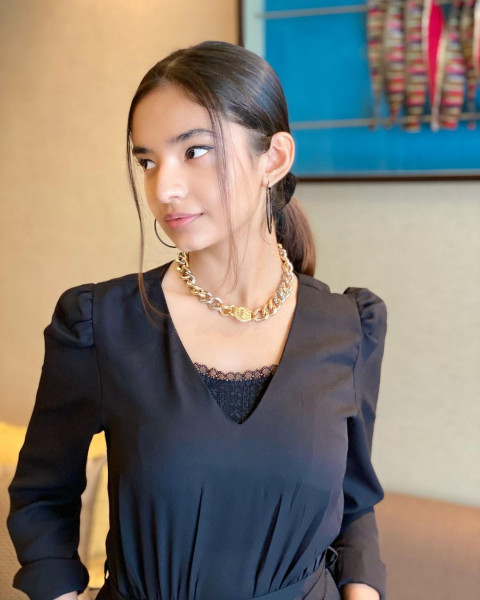 Hot Anushka Sen Full Hd Wallpaper For Mobile (5)