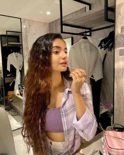 Hot Anushka Sen Full Hd Wallpaper For Mobile Free