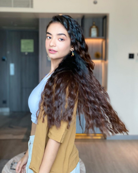 Hot Anushka Sen Full Hd Wallpaper For Mobile New