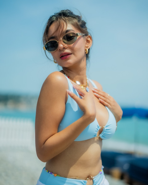 Hot Anushka Sen Photo Sexy Look Pose