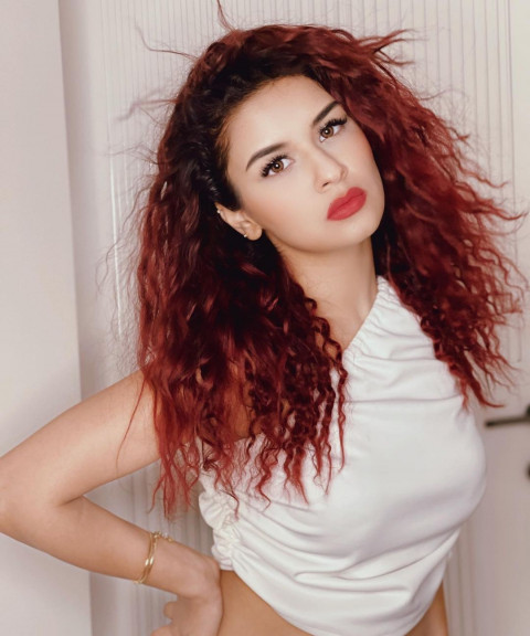 Hot Avneet Kaur Wallpaper Pic For Mobile