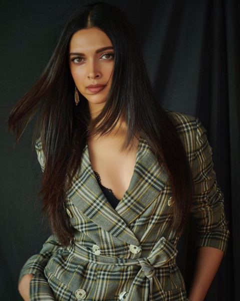 Hot Deepika Padukone Wallpaper DP Mobile Pics