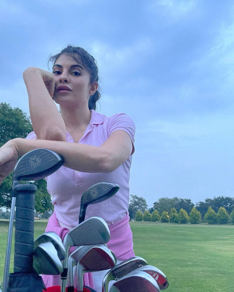 Hot Jacqueline Fernandez Dp Images For Mobile Wallpapers