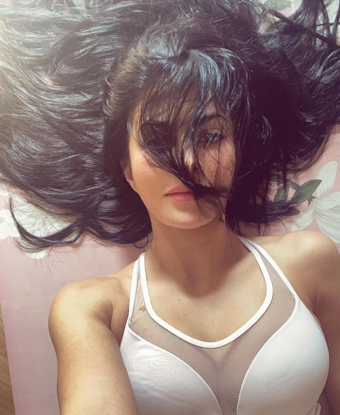 Hot Jacqueline Fernandez Dp Images For Mobile Wallpapers