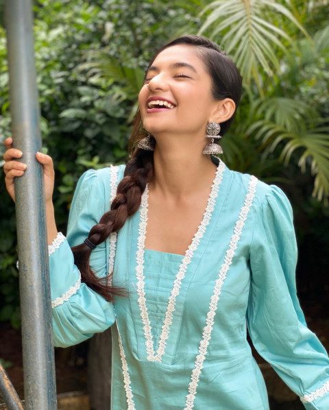 Hot look Anushka Sen Photos For Mobile Wallpaper (2)