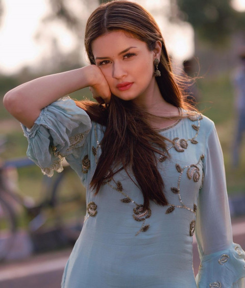 Hot Look Avneet Kaur Hot Pic Download