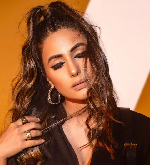 Hot Look Hina Khan Pics For Mobile Wallpaper