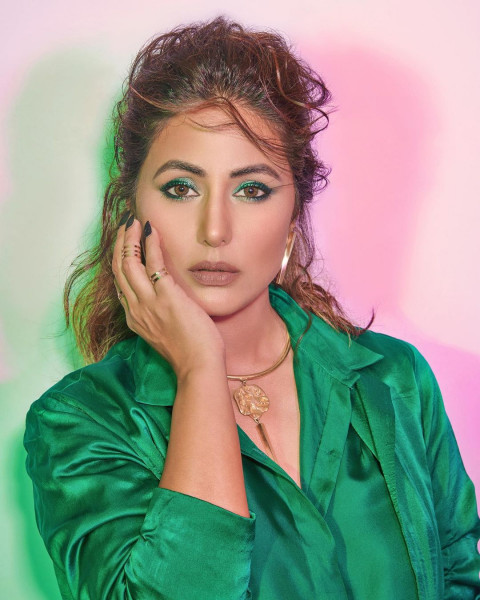 Hot Look Hina Khan Pics For Mobile Wallpaper