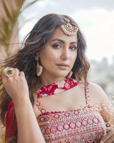 Hot Look Hina Khan Pics For Mobile Wallpaper