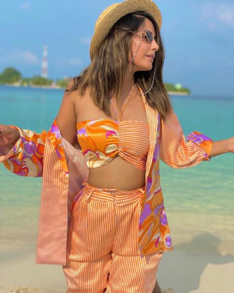 Hot Look Hina Khan Pics For Mobile Wallpaper  Full HD