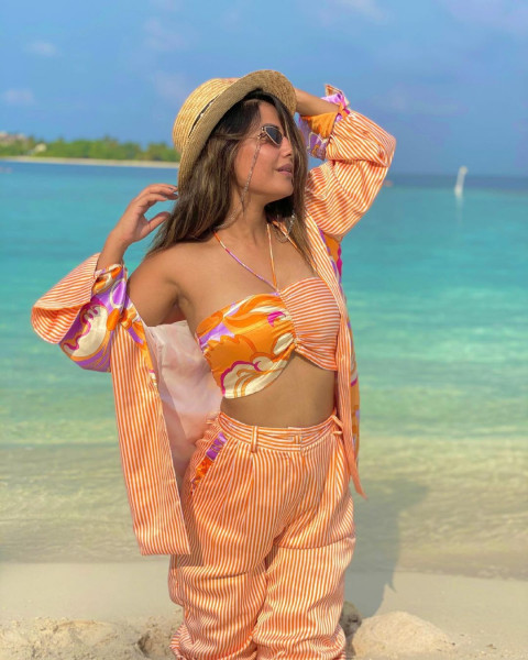 Hot Look Hina Khan Pics For Mobile Wallpaper  Full HD