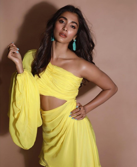 Hot Pooja Hegde Latest Pictures For Mobile Wallpaper Full HD