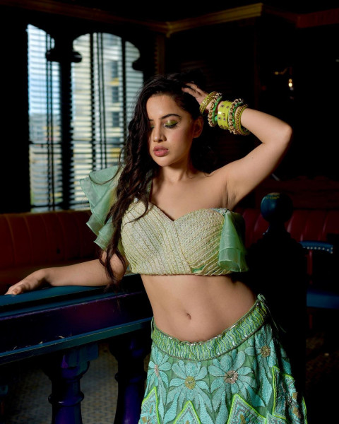 Hot Urfi Javed Beautiful HD Pictures Mobile   Wallpapers