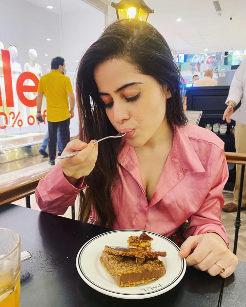 Hot Urfi Javed Beautiful HD Pictures Mobile   Wallpapers