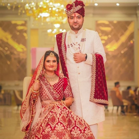 Ideas for Couple Poses in Indian Weddings Pictures