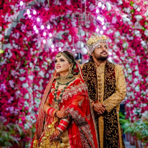 Ideas for Couple Poses in Indian Weddings Pictures