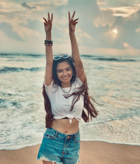 Indian Model Anushka Sen Wallpaper HD