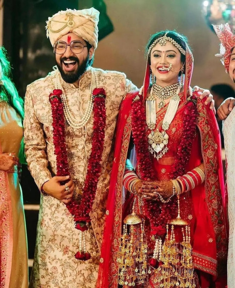 Indian Wedding Couple Photoshoot Pose Ideas Wallpaper HD