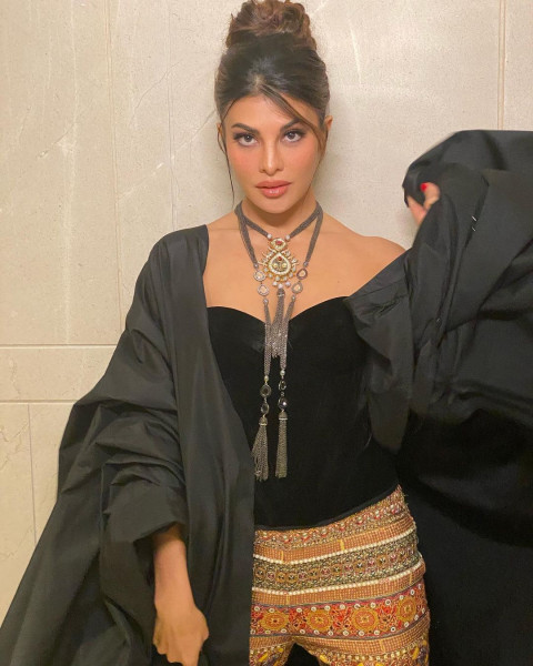 Jacqueline Fernandez Hot Beautiful Pics Wallpaper