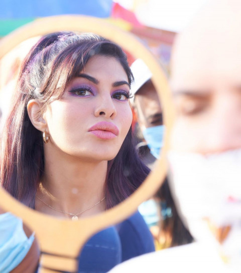 Jacqueline Fernandez Hot HD Photos Wallpaper for Mobile