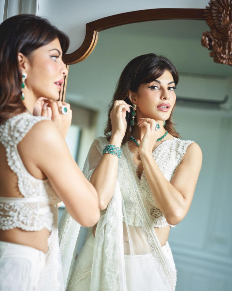 Jacqueline Fernandez Hot HD Photos Wallpaper for Mobile