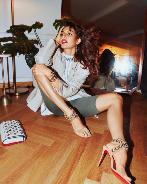 Jacqueline Fernandez Hot HD Photos Wallpaper for Mobile