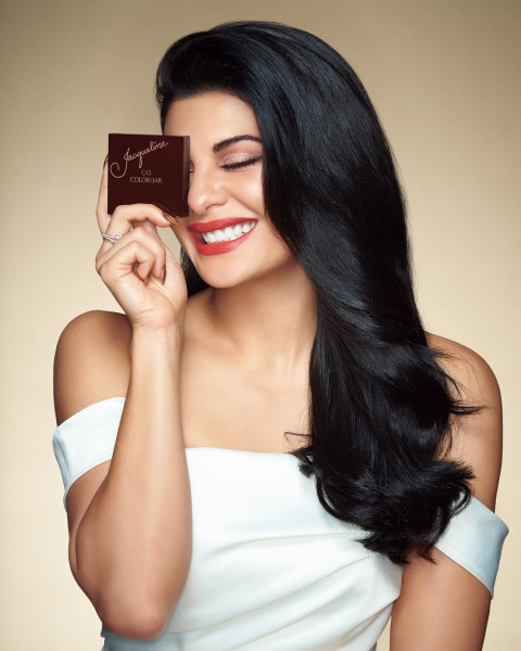 Jacqueline Fernandez Latest Hot Photos & Mobile Wallpapers