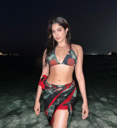 Janhvi Kapoor Hot Actress Wallpapers HD Dp