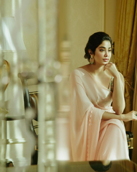 Janhvi Kapoor Hot Actress Wallpapers HD Pics